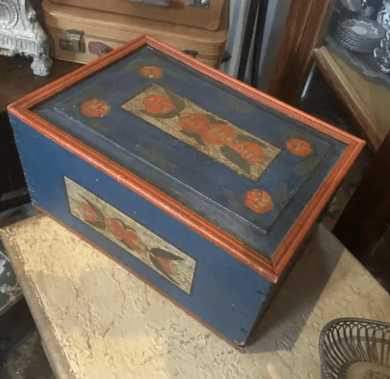 Louis Philippe Sicilian box in red and blue lacquered wood, 19th century 3