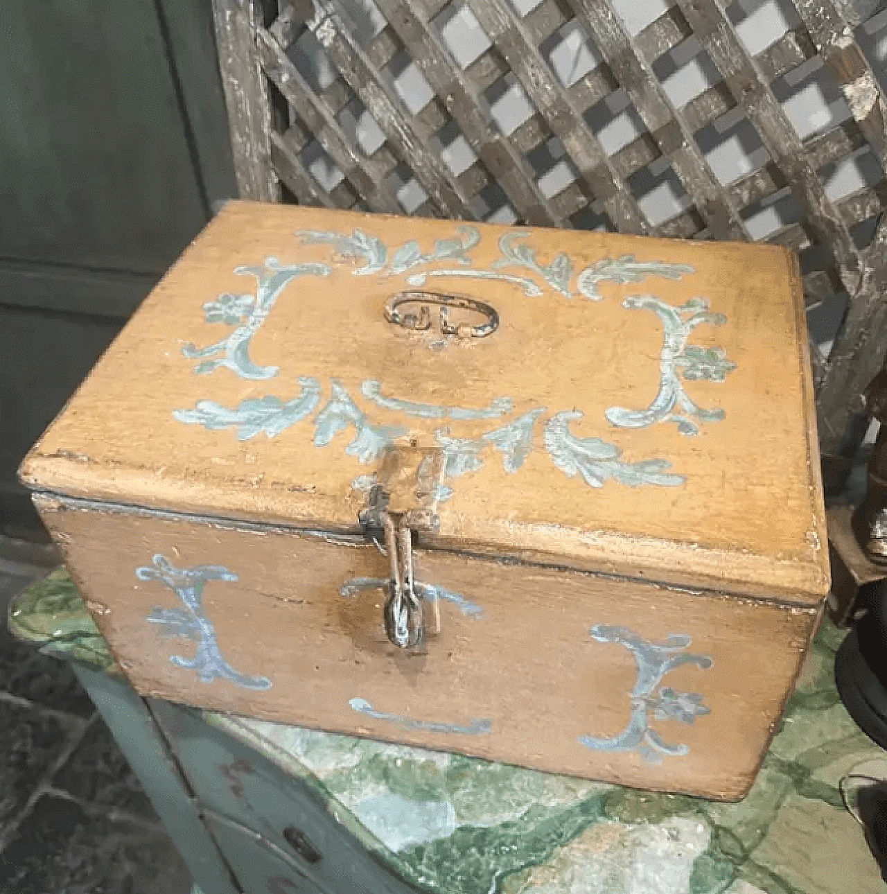 Louis Philippe Sicilian box in blue and orange lacquered wood, 19th century 8