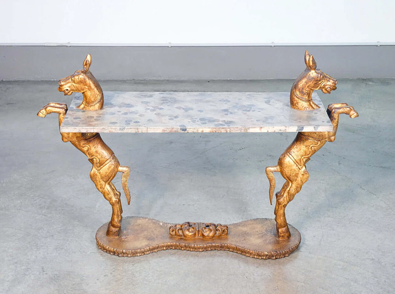 Consolle in legno dipinto con sculture di cavalli rampanti, fine '800 1