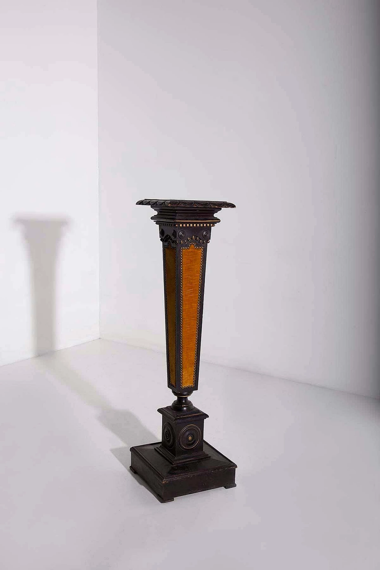 Pedestal in wood and velvet attributed to Carlo Bugatti, 1920s 1