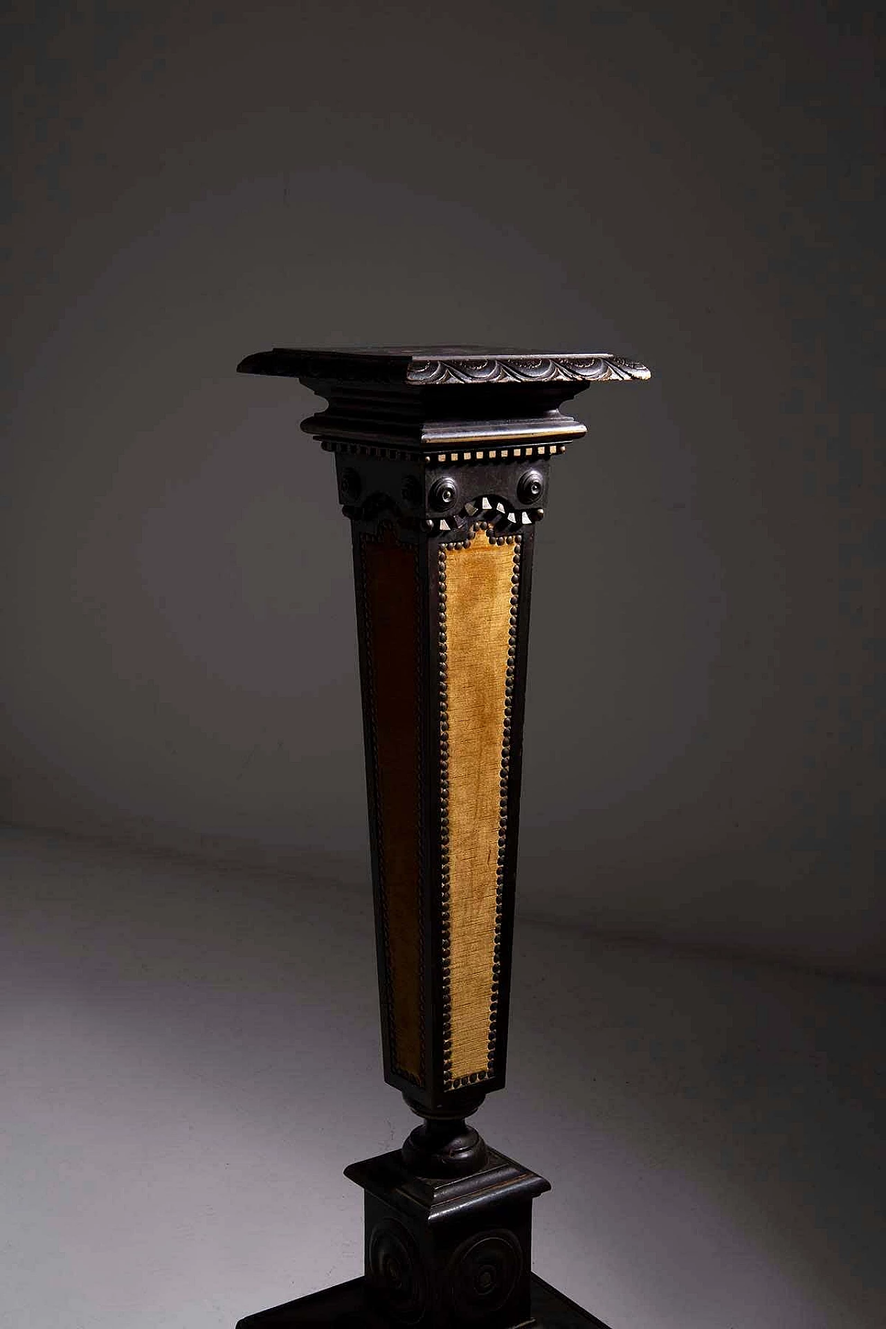 Pedestal in wood and velvet attributed to Carlo Bugatti, 1920s 2