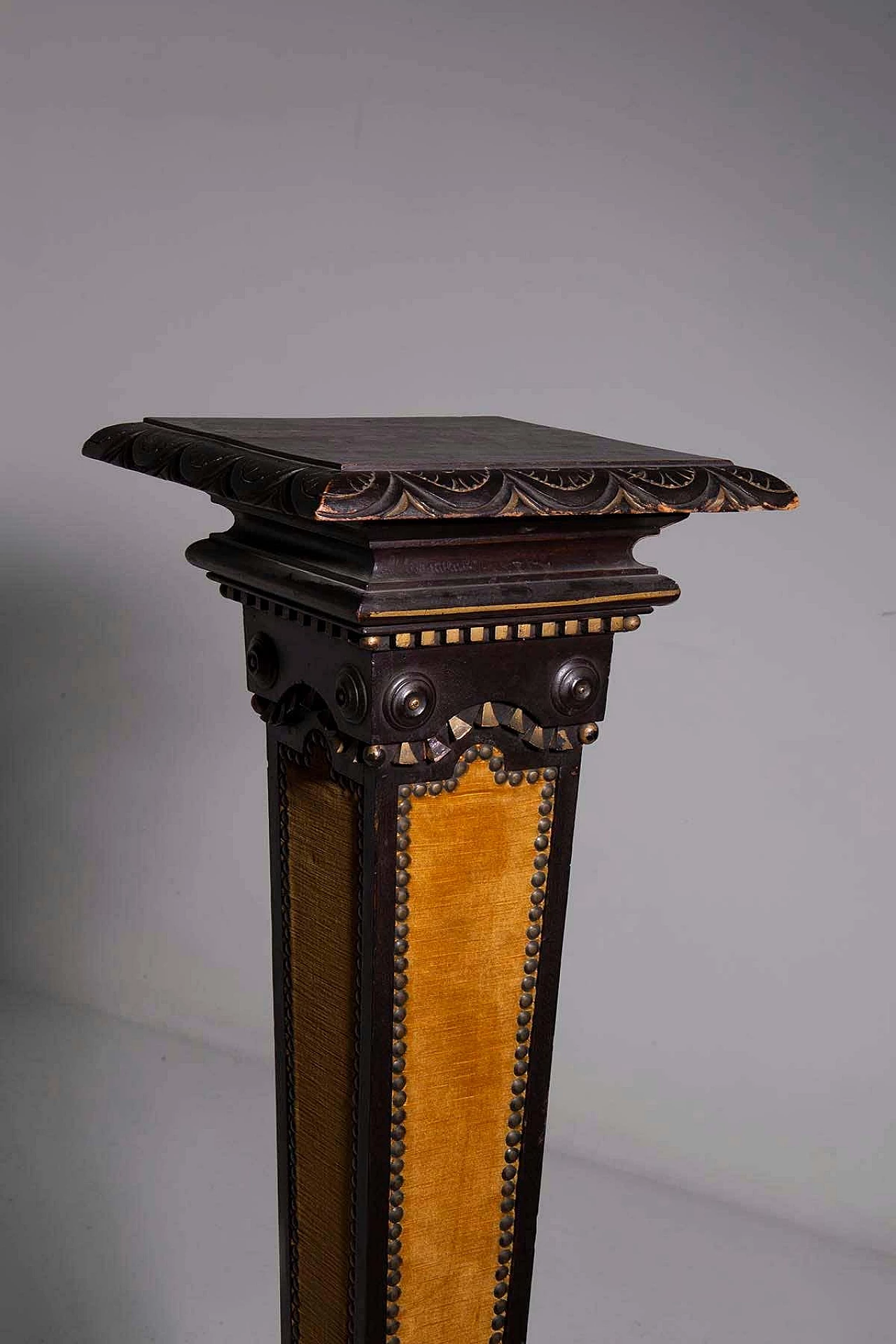 Pedestal in wood and velvet attributed to Carlo Bugatti, 1920s 3