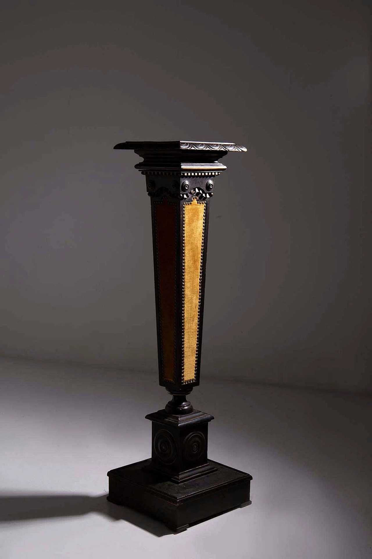 Pedestal in wood and velvet attributed to Carlo Bugatti, 1920s 4