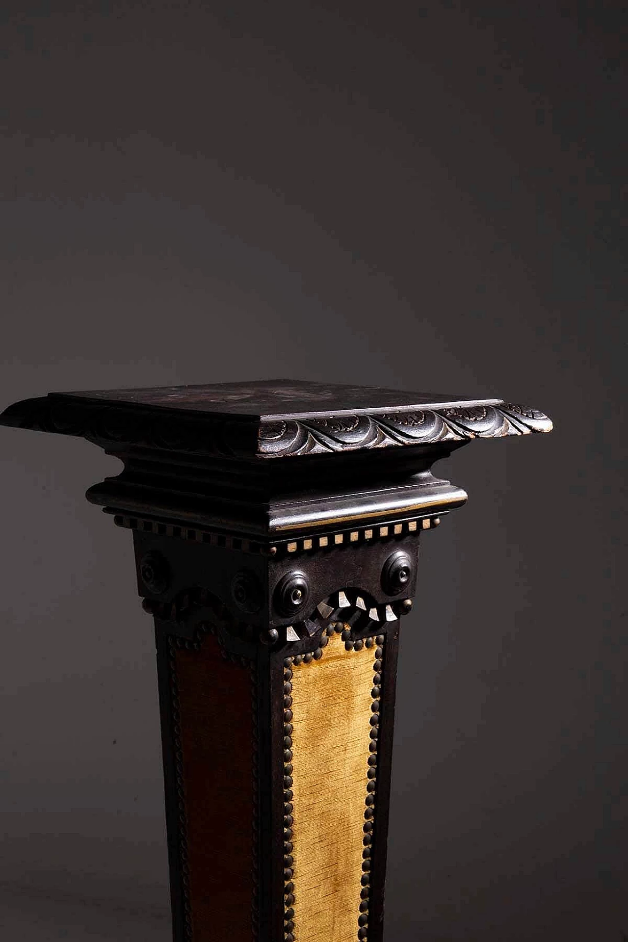 Pedestal in wood and velvet attributed to Carlo Bugatti, 1920s 5