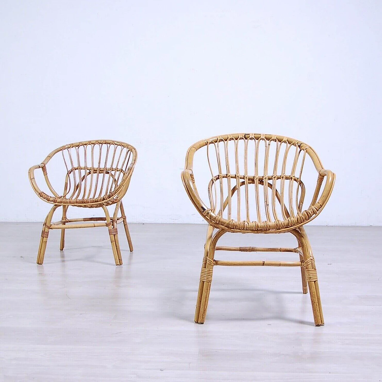 Pair of armchairs and small round table in bamboo and rattan, 1960s 3