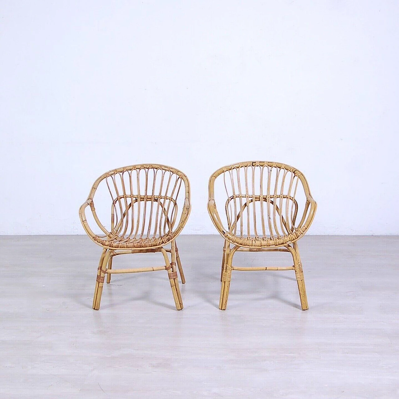 Pair of armchairs and small round table in bamboo and rattan, 1960s 4