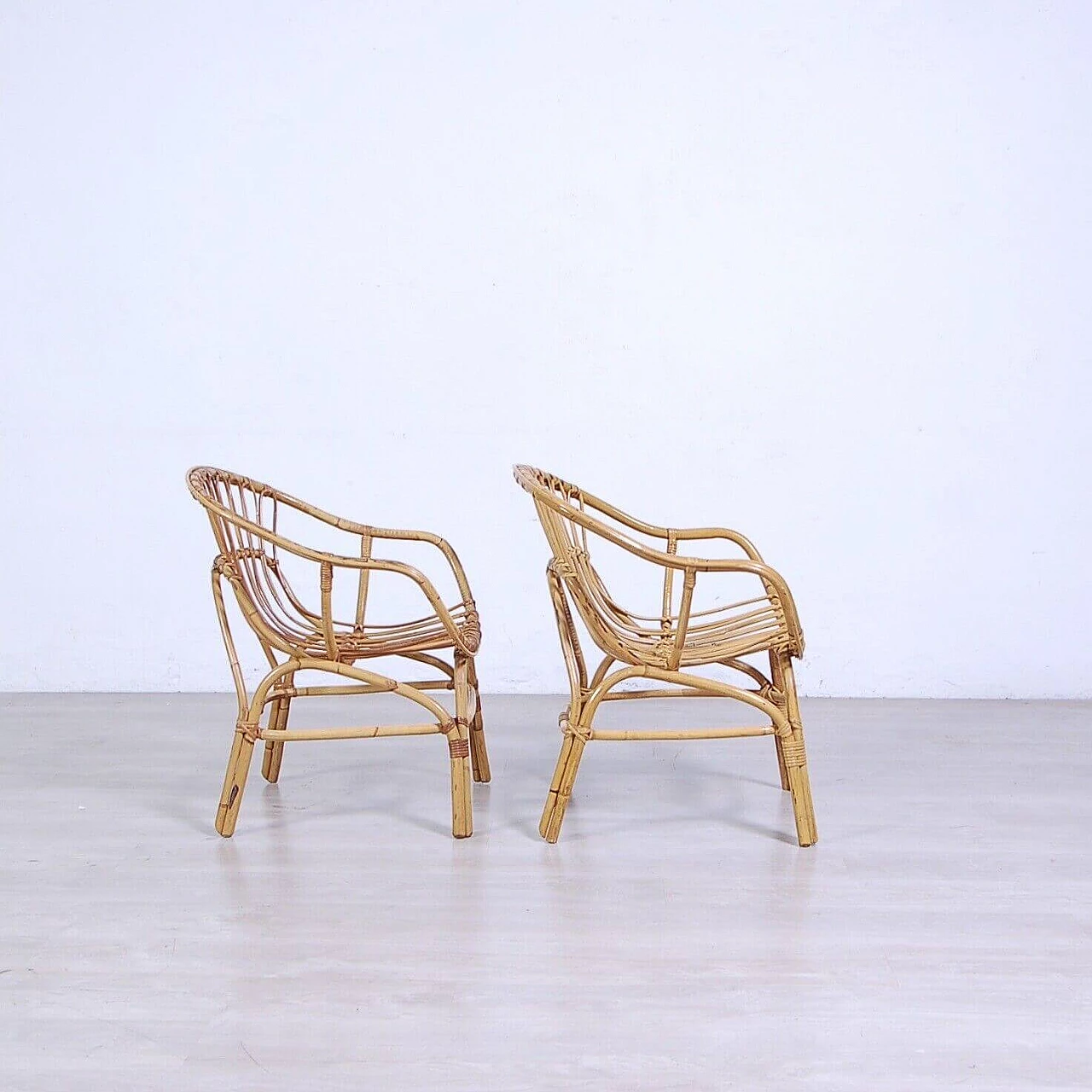 Pair of armchairs and small round table in bamboo and rattan, 1960s 5