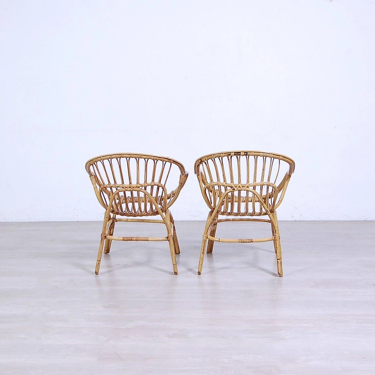 Pair of armchairs and small round table in bamboo and rattan, 1960s 6