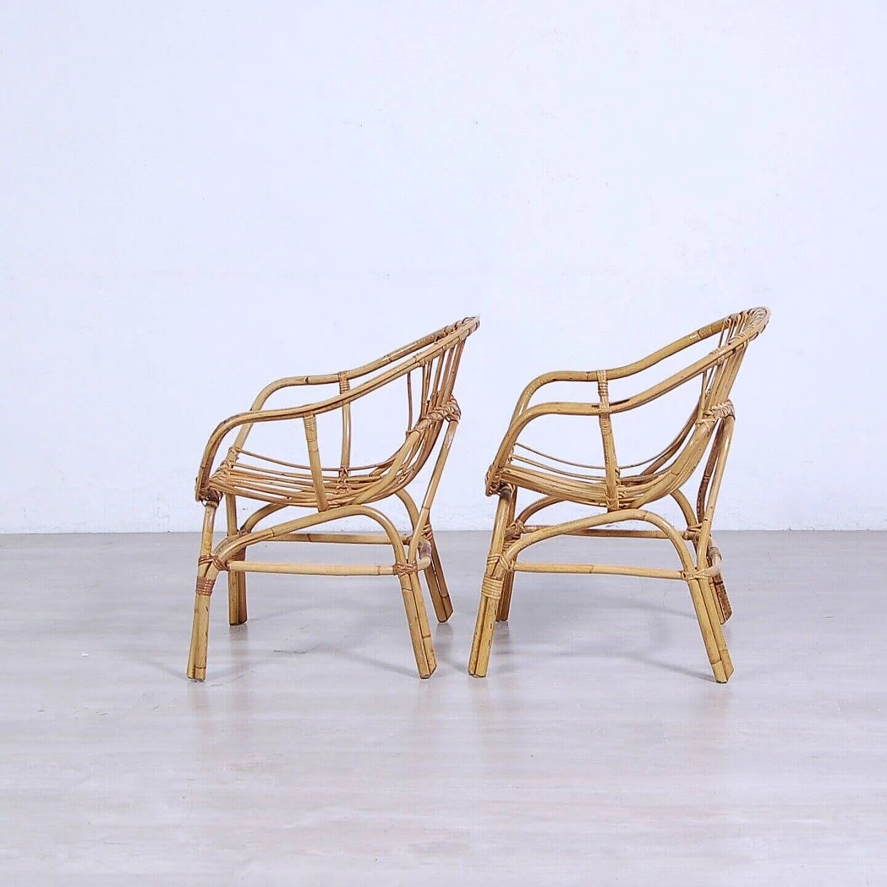 Pair of armchairs and small round table in bamboo and rattan, 1960s 7