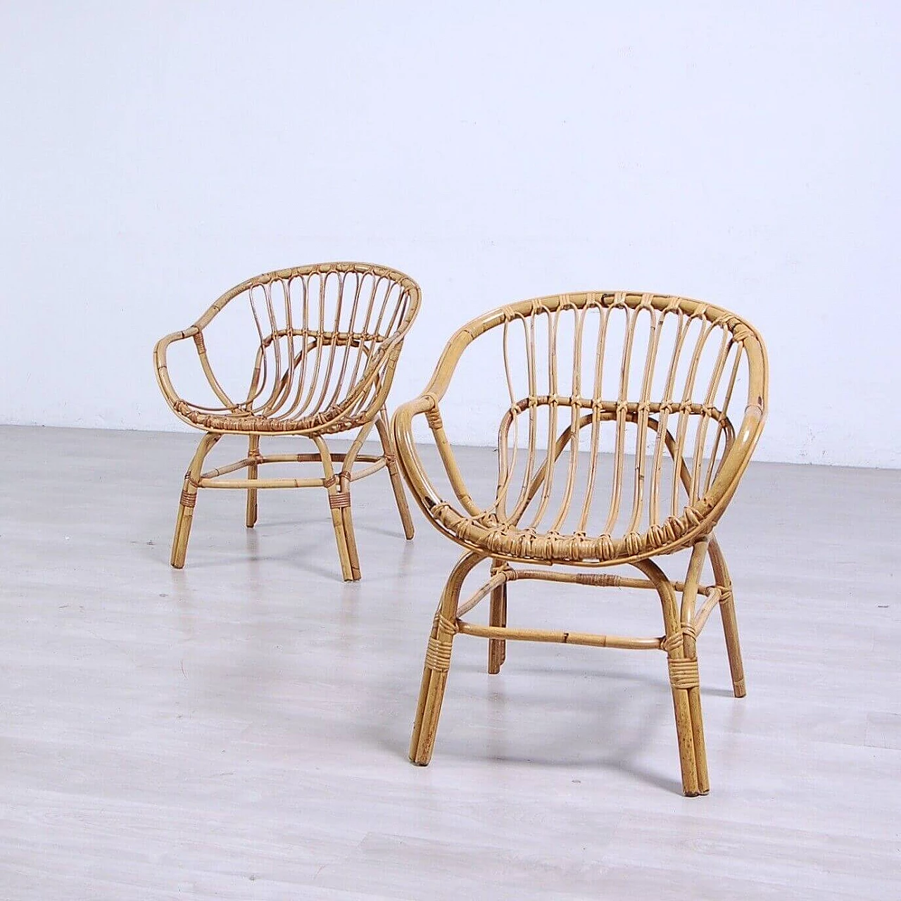 Pair of armchairs and small round table in bamboo and rattan, 1960s 8