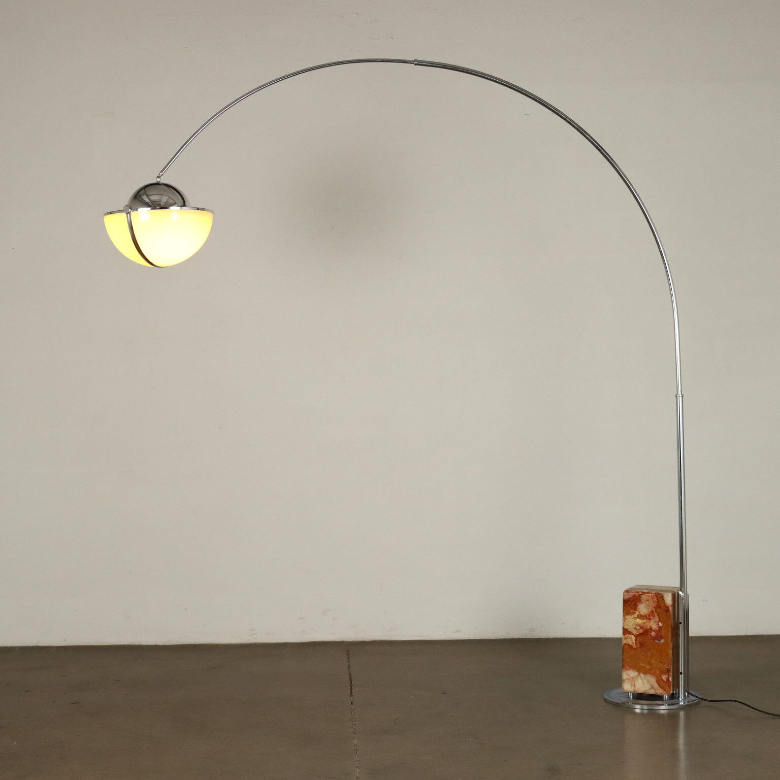 Lampada ad arco con base in marmo, stelo in acciaio cromato e paralume in  metacrilato, anni '70