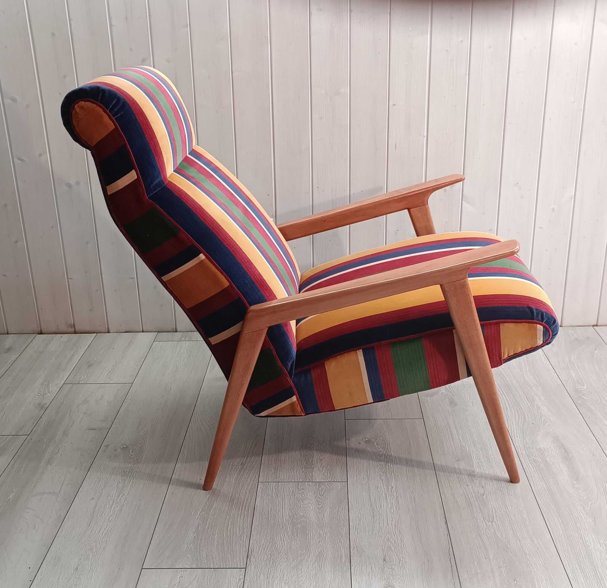 Poltrona scandinava in legno e tessuto a righe multicolore, anni '40