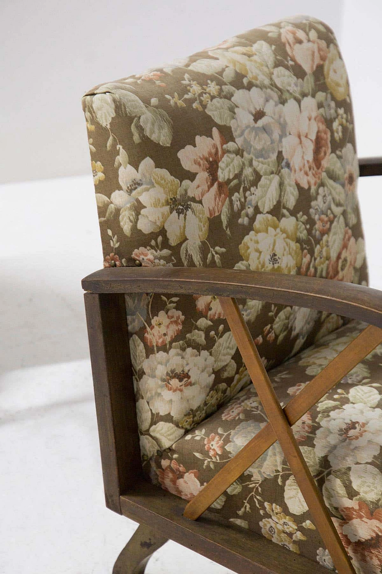 Pair of floral patterned armchairs attributed to Paolo Buffa, 1950s 4