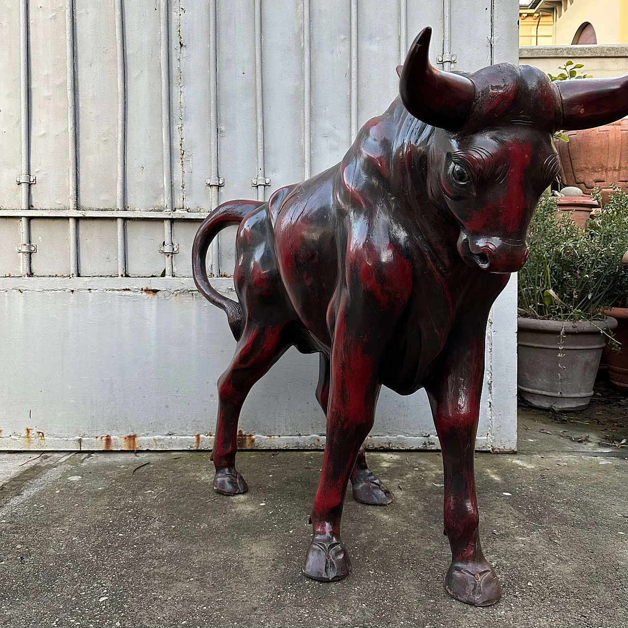 Red lacquered walnut bull sculpture, early 20th century 2