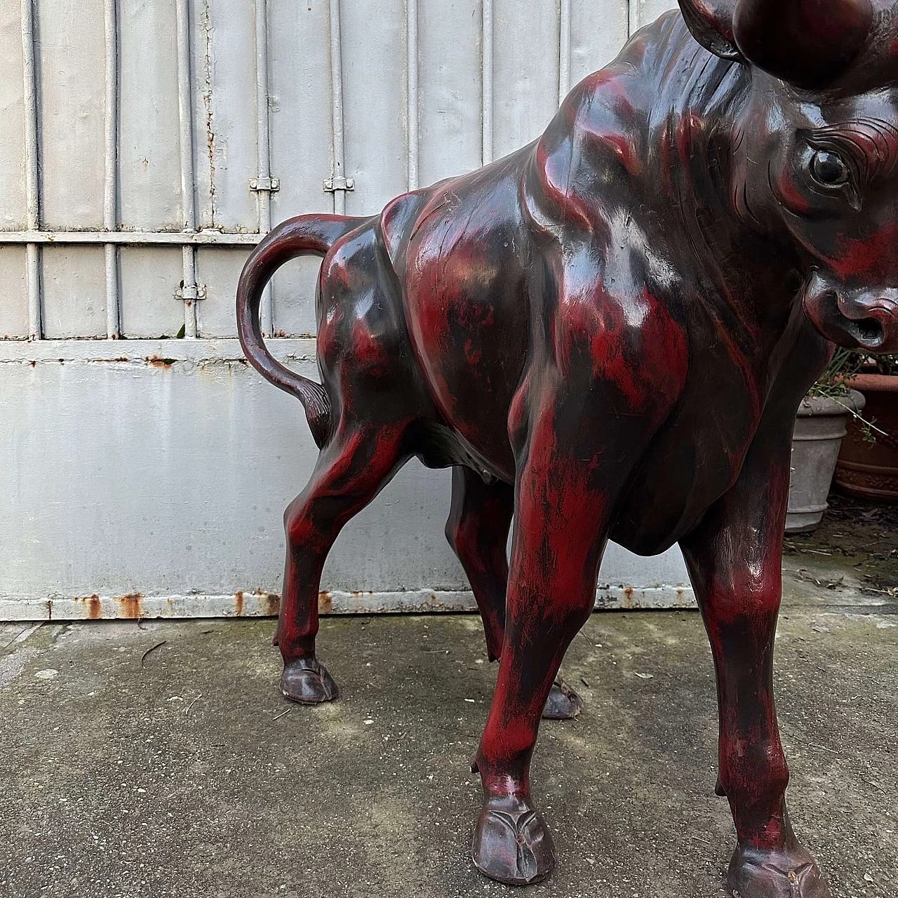 Red lacquered walnut bull sculpture, early 20th century 3