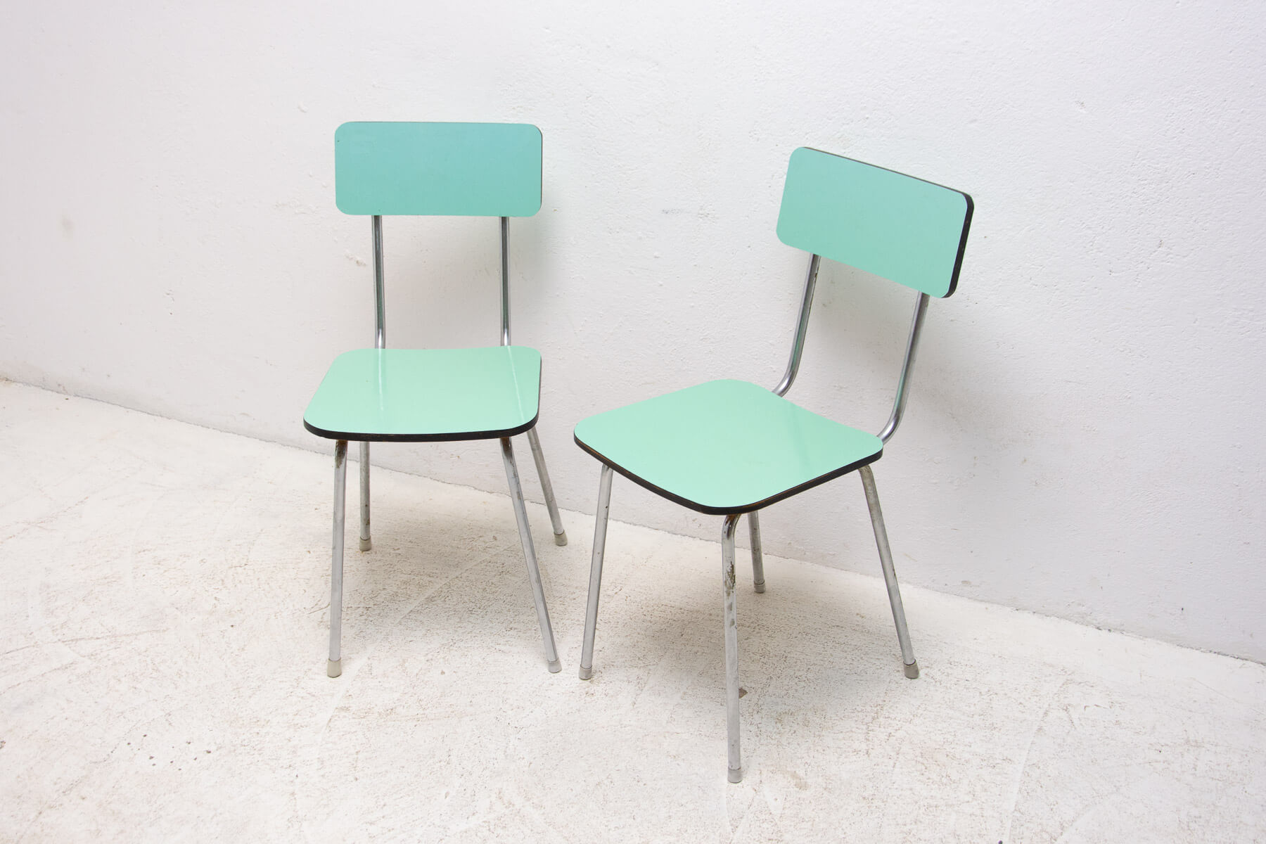 Coppia di sedie in metallo cromato e formica, anni '60