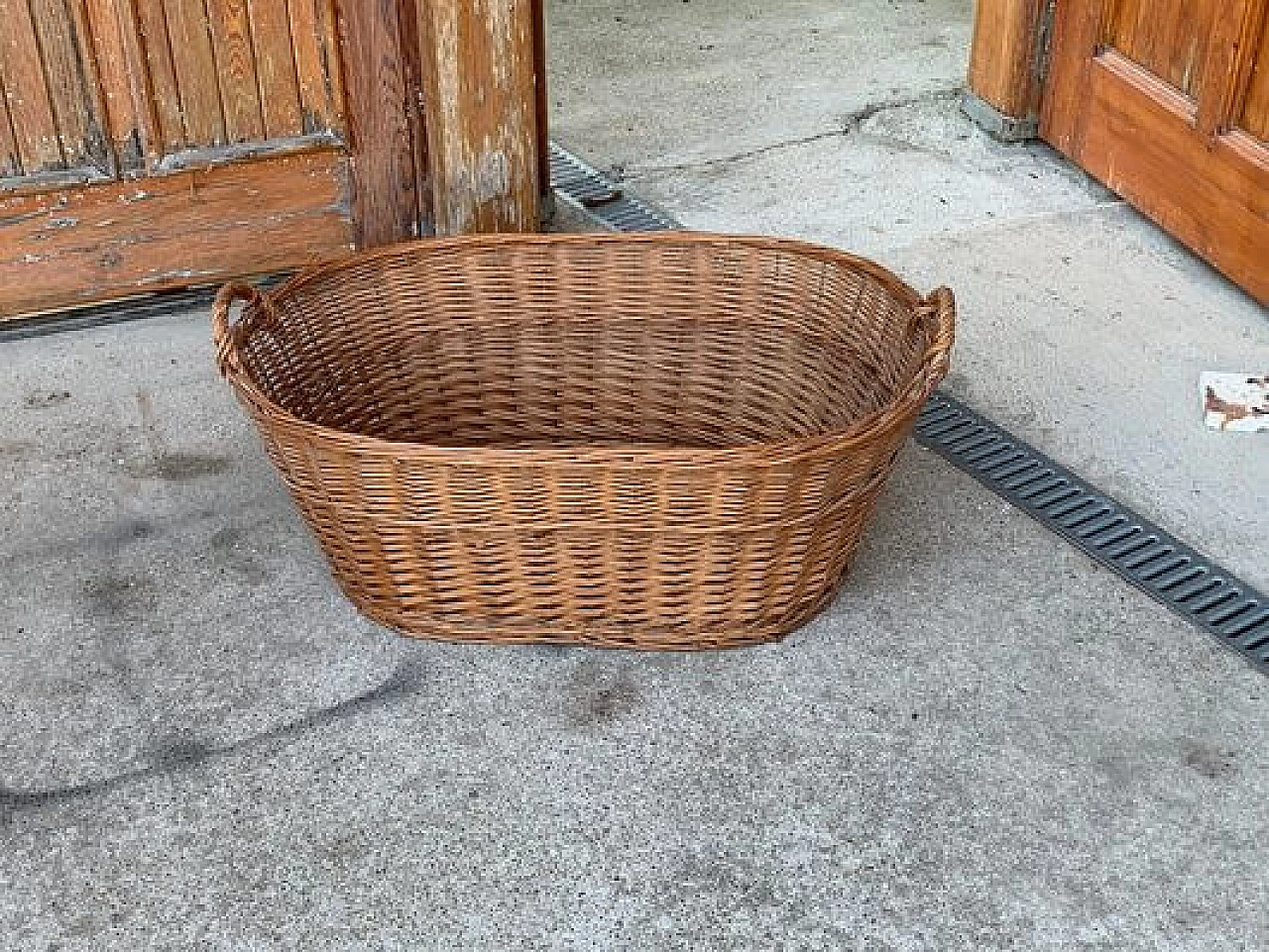 Wicker basket with handles, 1940s 2