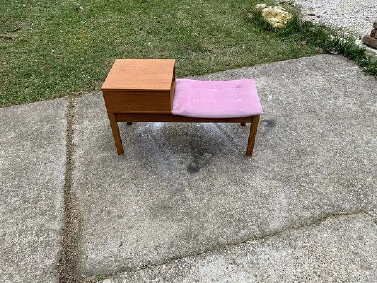 Teak and pink fabric gossip bench, 1960s 1