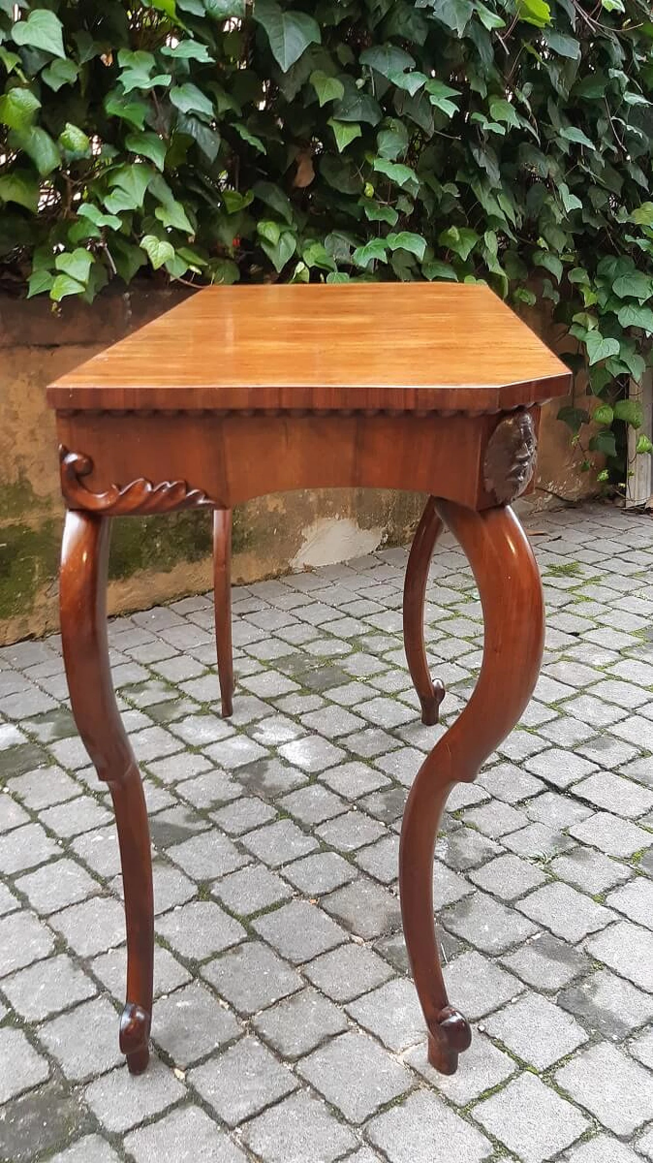 Walnut console with carvings from the Marches, 19th century 3