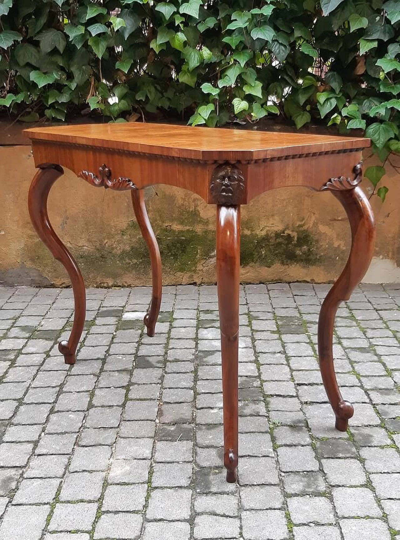 Walnut console with carvings from the Marches, 19th century 5