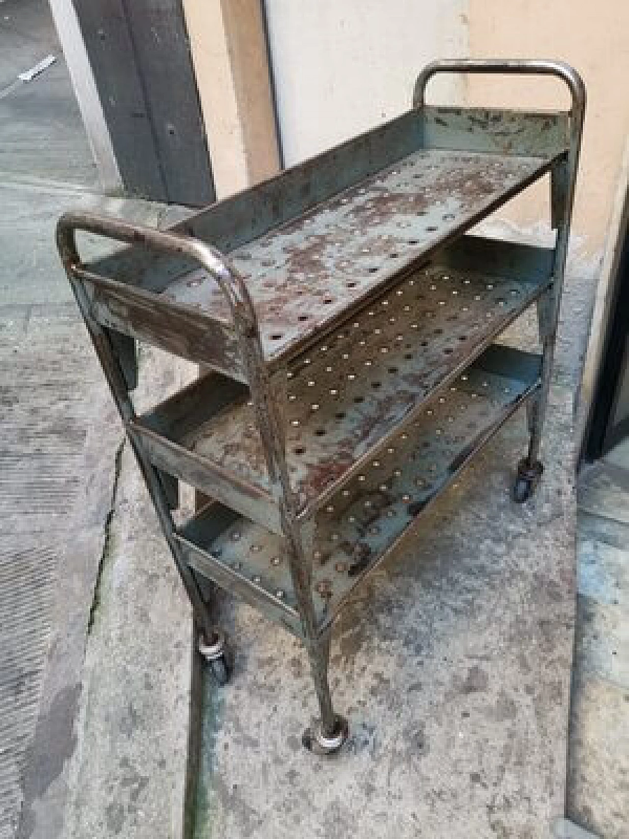 Carrello industriale in ferro a tre ripiani, anni '50 1