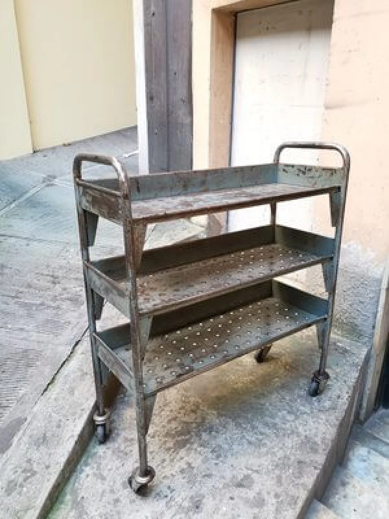 Carrello industriale in ferro a tre ripiani, anni '50 2