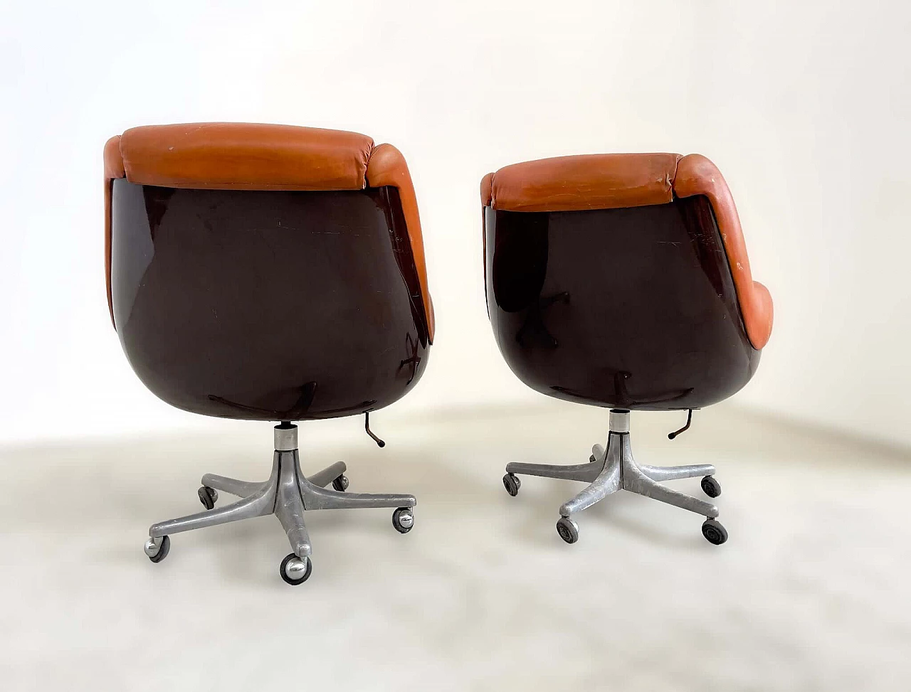 Pair of leather swivel chairs by Cesare Casati for Arflex, 1960s 3