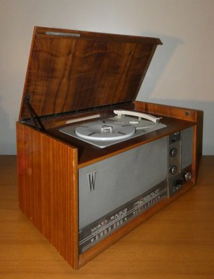 Radio giradischi WR 718 in legno e bachelite di Watt Radio, anni