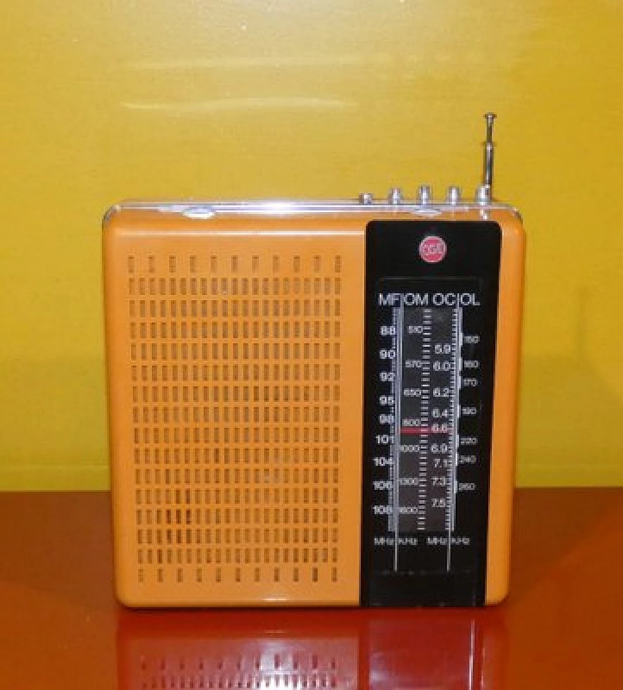 Radio portatile in plastica arancione e nera di CGE, anni '70 1