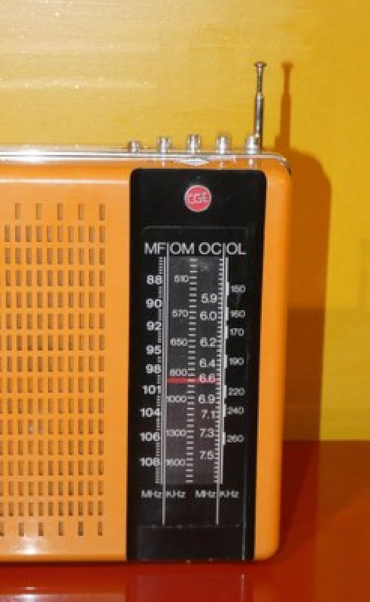 Radio portatile in plastica arancione e nera di CGE, anni '70 2