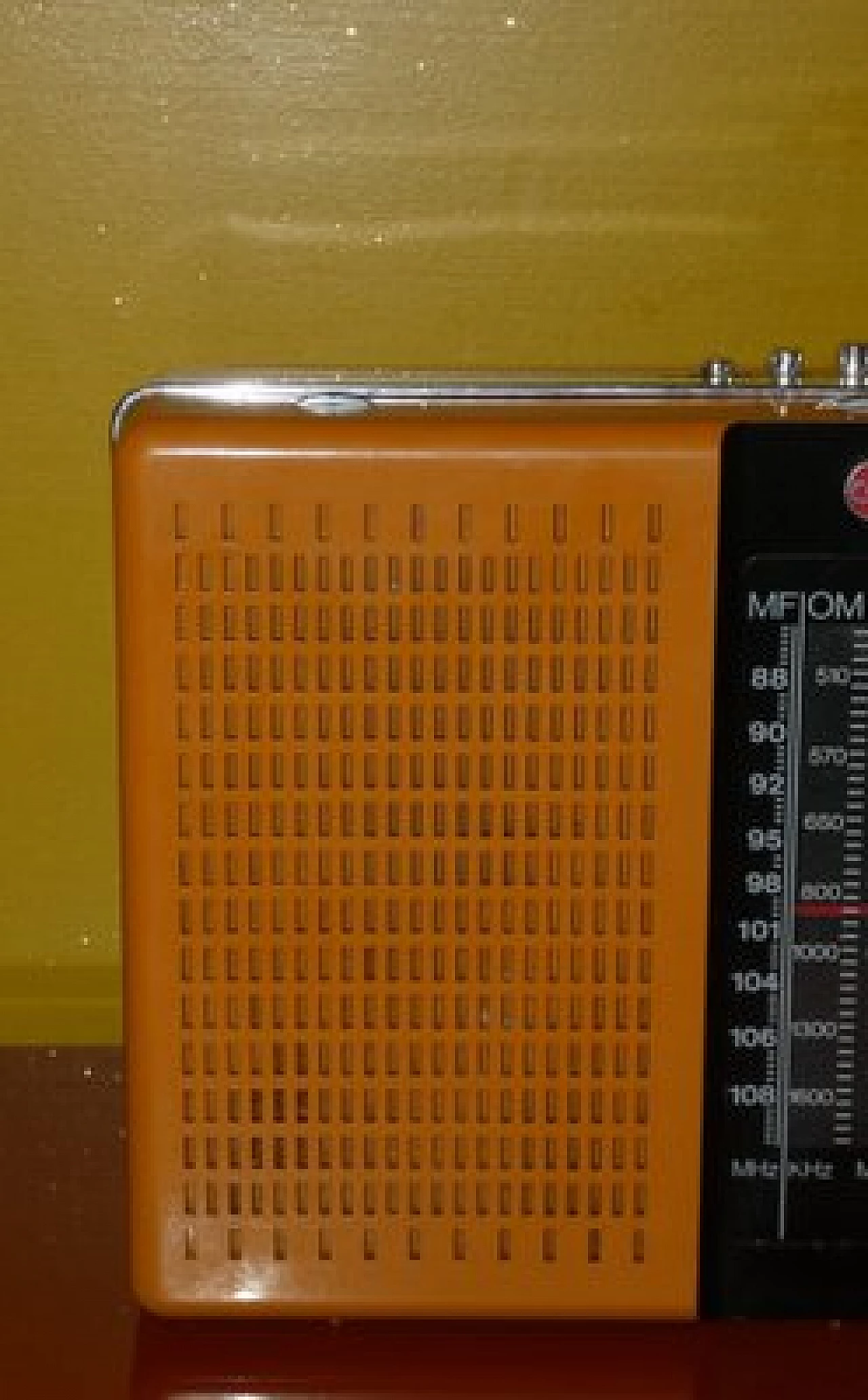 Radio portatile in plastica arancione e nera di CGE, anni '70 4