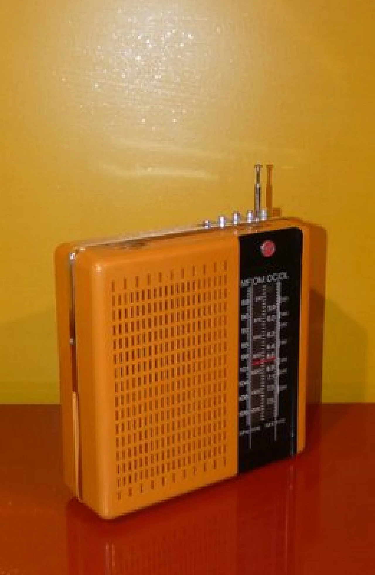 Radio portatile in plastica arancione e nera di CGE, anni '70 5