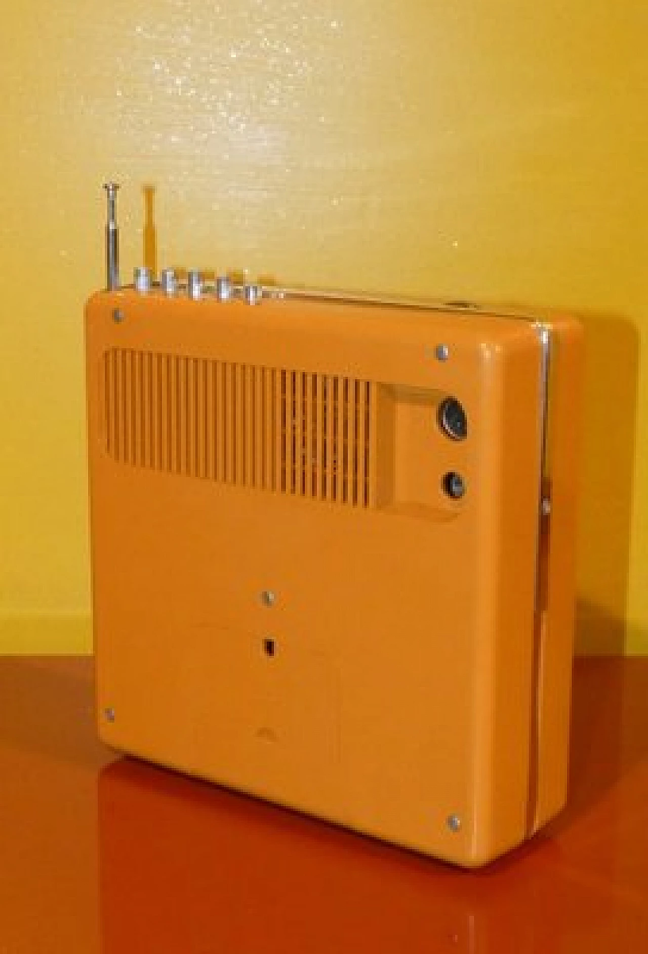 Radio portatile in plastica arancione e nera di CGE, anni '70 6