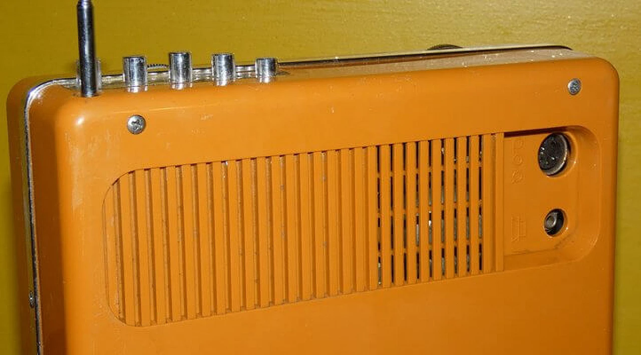 Radio portatile in plastica arancione e nera di CGE, anni '70 7