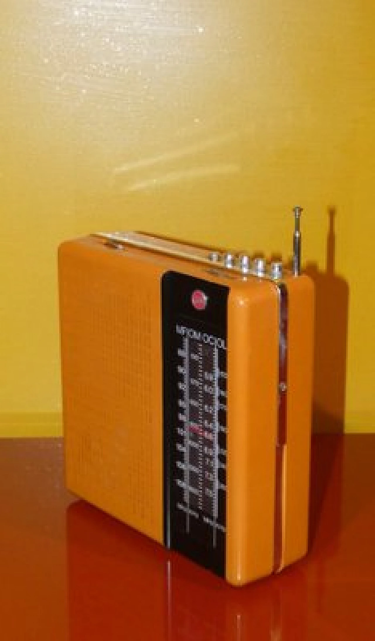 Radio portatile in plastica arancione e nera di CGE, anni '70 8