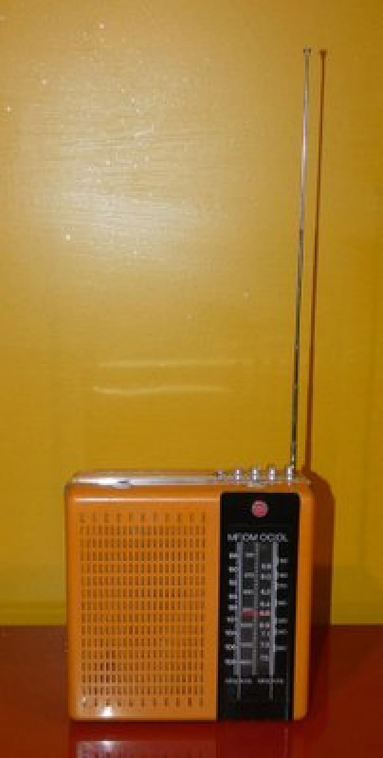 Radio portatile in plastica arancione e nera di CGE, anni '70 9