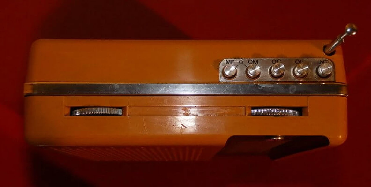 Radio portatile in plastica arancione e nera di CGE, anni '70 10