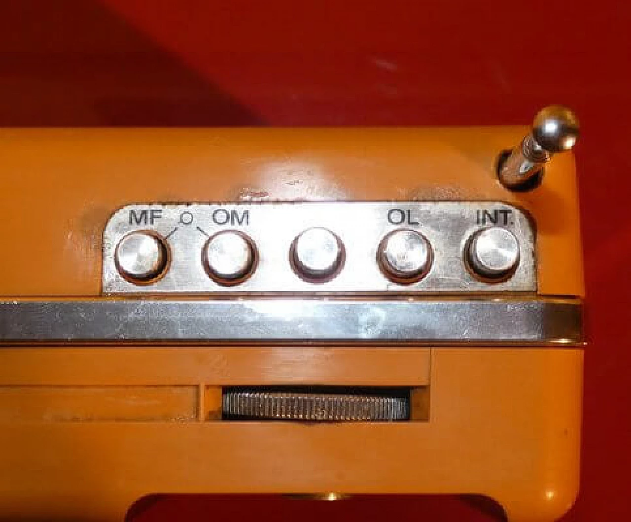 Radio portatile in plastica arancione e nera di CGE, anni '70 13