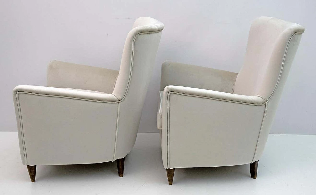 Pair of ivory velvet armchairs attributed to Gio Ponti for ISA Bergamo, 1950s 2