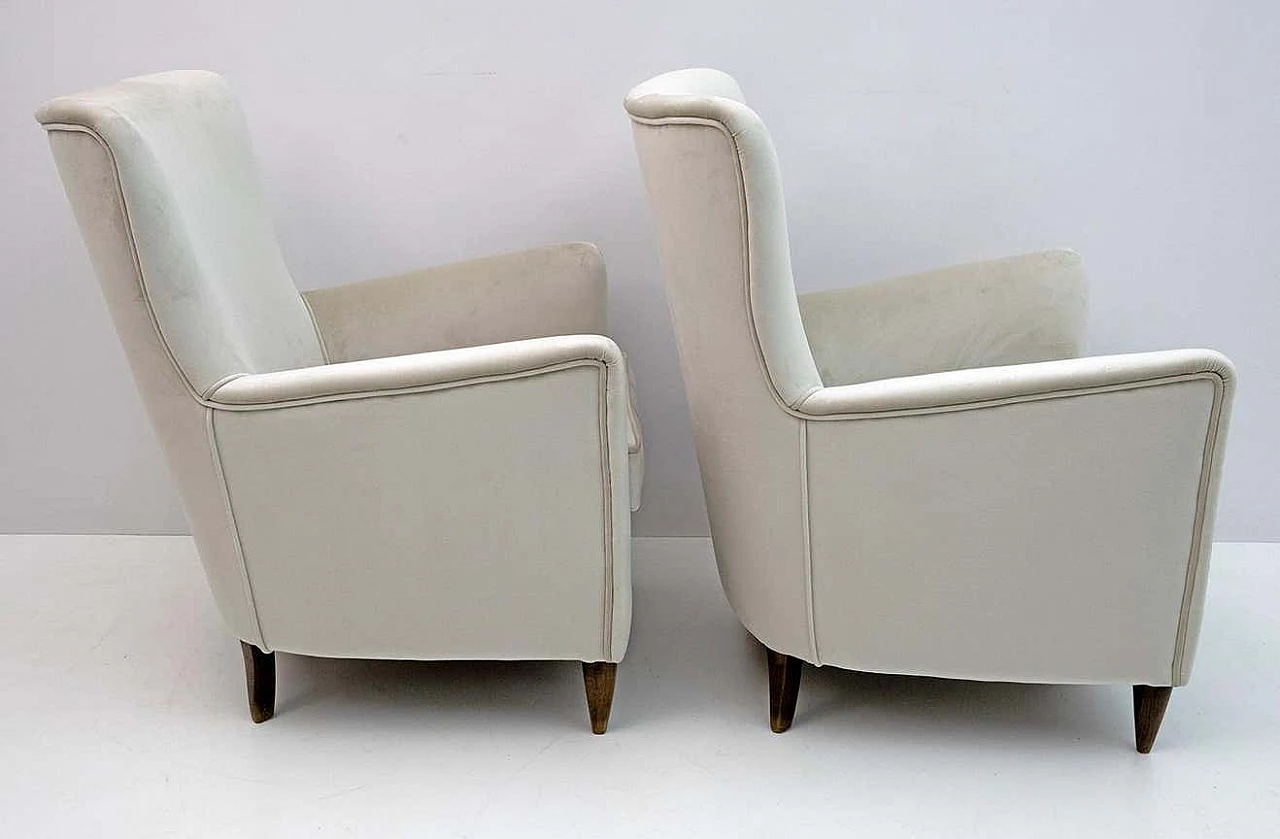 Pair of ivory velvet armchairs attributed to Gio Ponti for ISA Bergamo, 1950s 4