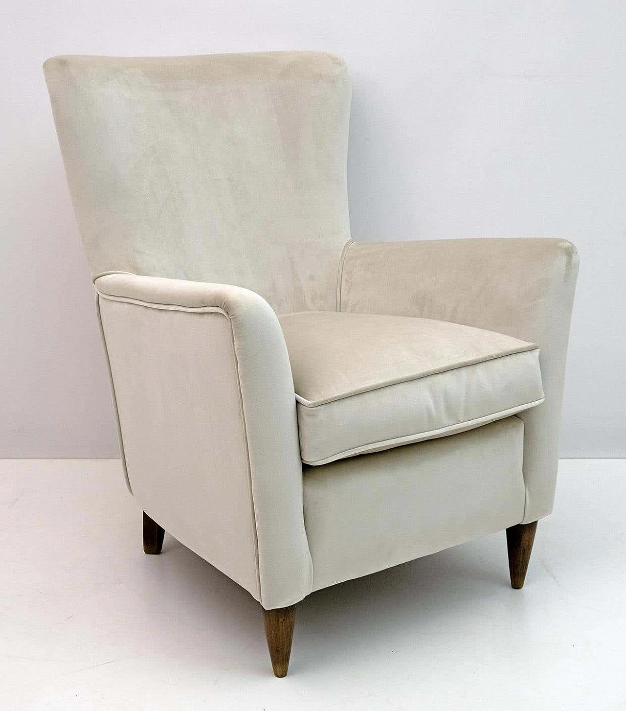 Pair of ivory velvet armchairs attributed to Gio Ponti for ISA Bergamo, 1950s 5