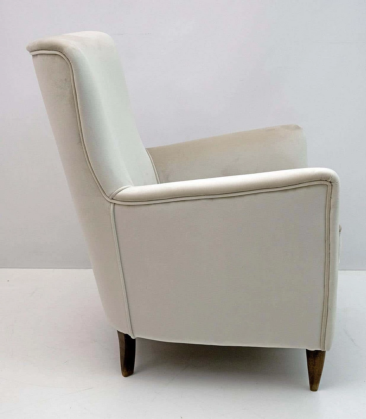 Pair of ivory velvet armchairs attributed to Gio Ponti for ISA Bergamo, 1950s 6