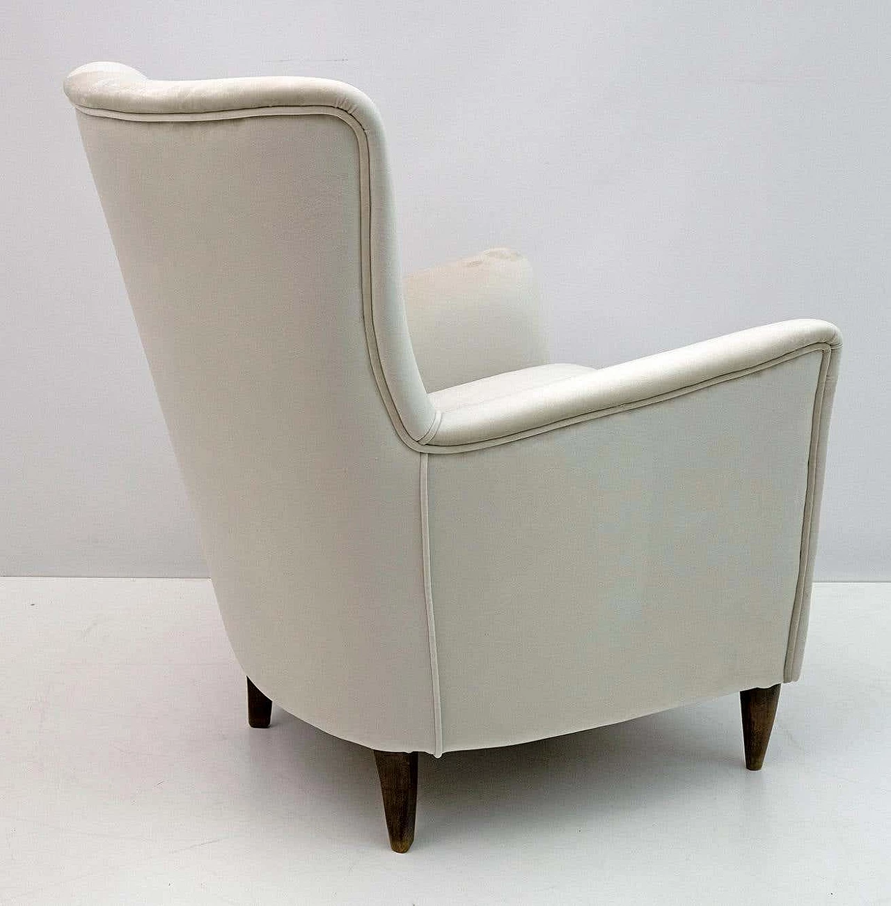 Pair of ivory velvet armchairs attributed to Gio Ponti for ISA Bergamo, 1950s 7