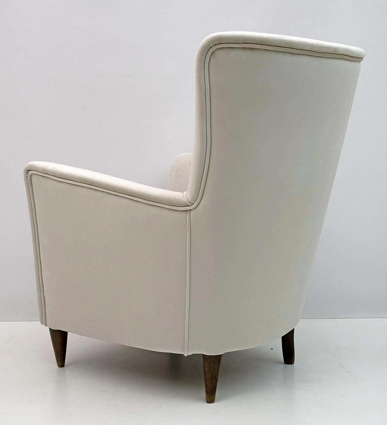 Pair of ivory velvet armchairs attributed to Gio Ponti for ISA Bergamo, 1950s 9