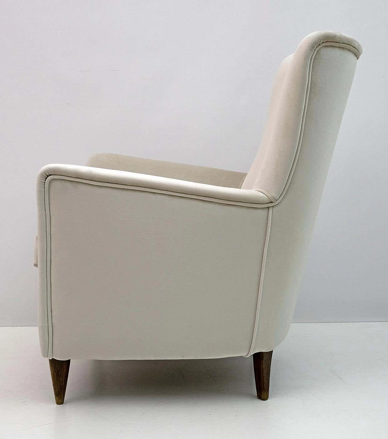 Pair of ivory velvet armchairs attributed to Gio Ponti for ISA Bergamo, 1950s 10