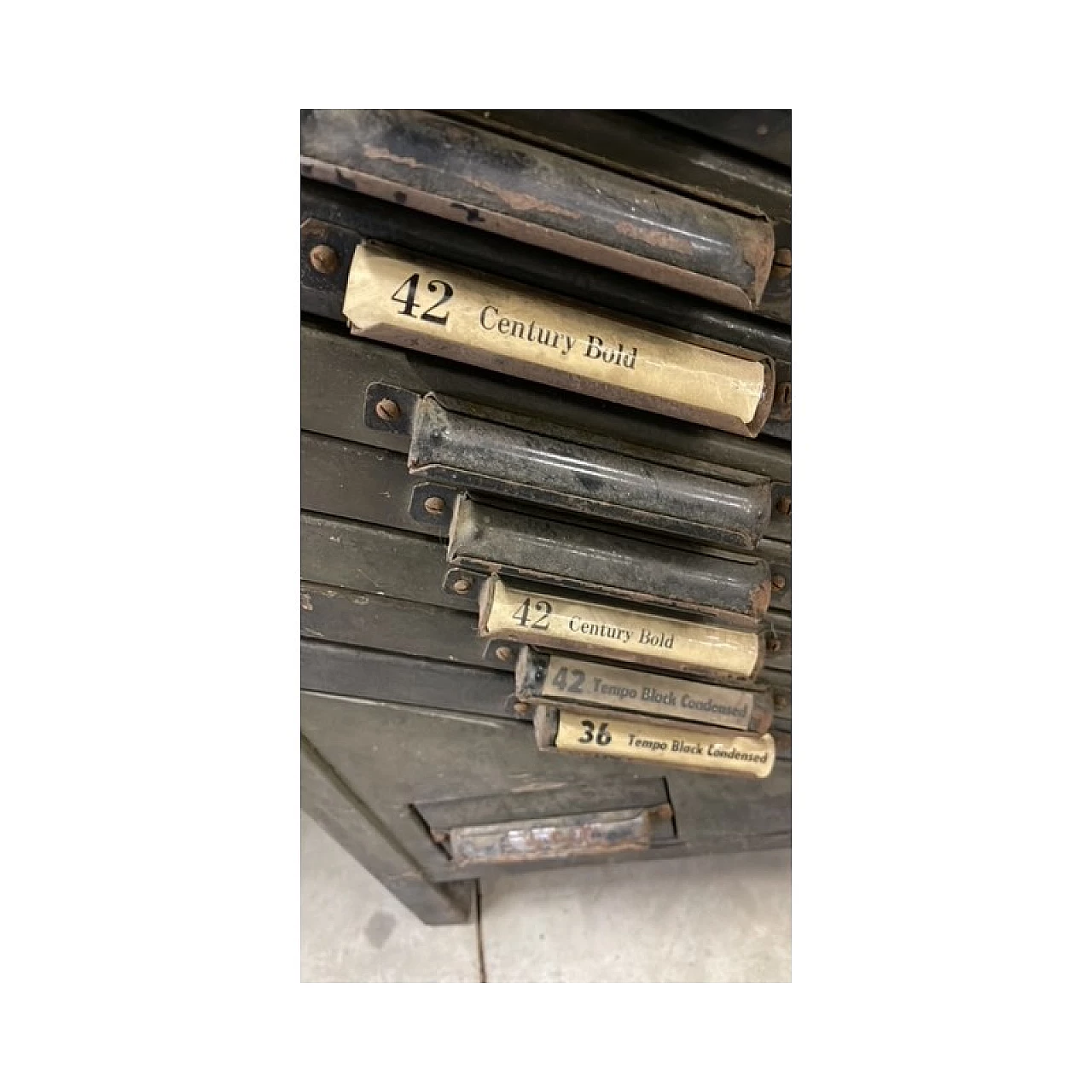 Coppia di cassettiere da tipografo in legno e ferro, anni '50 4