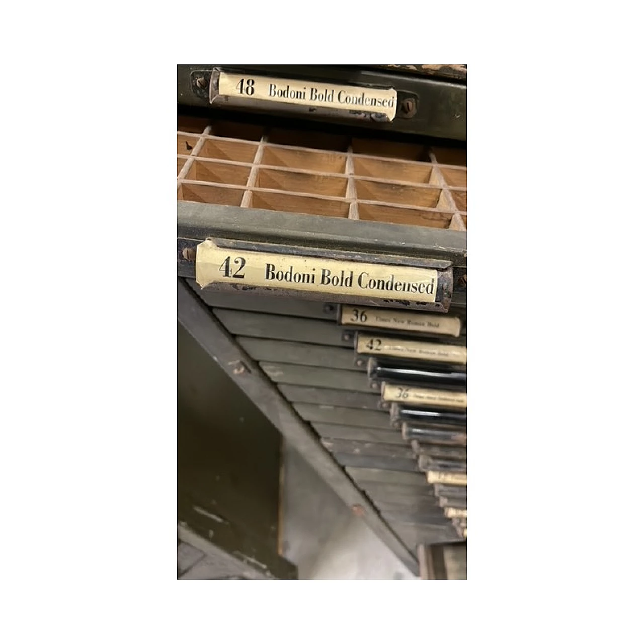 Coppia di cassettiere da tipografo in legno e ferro, anni '50 5