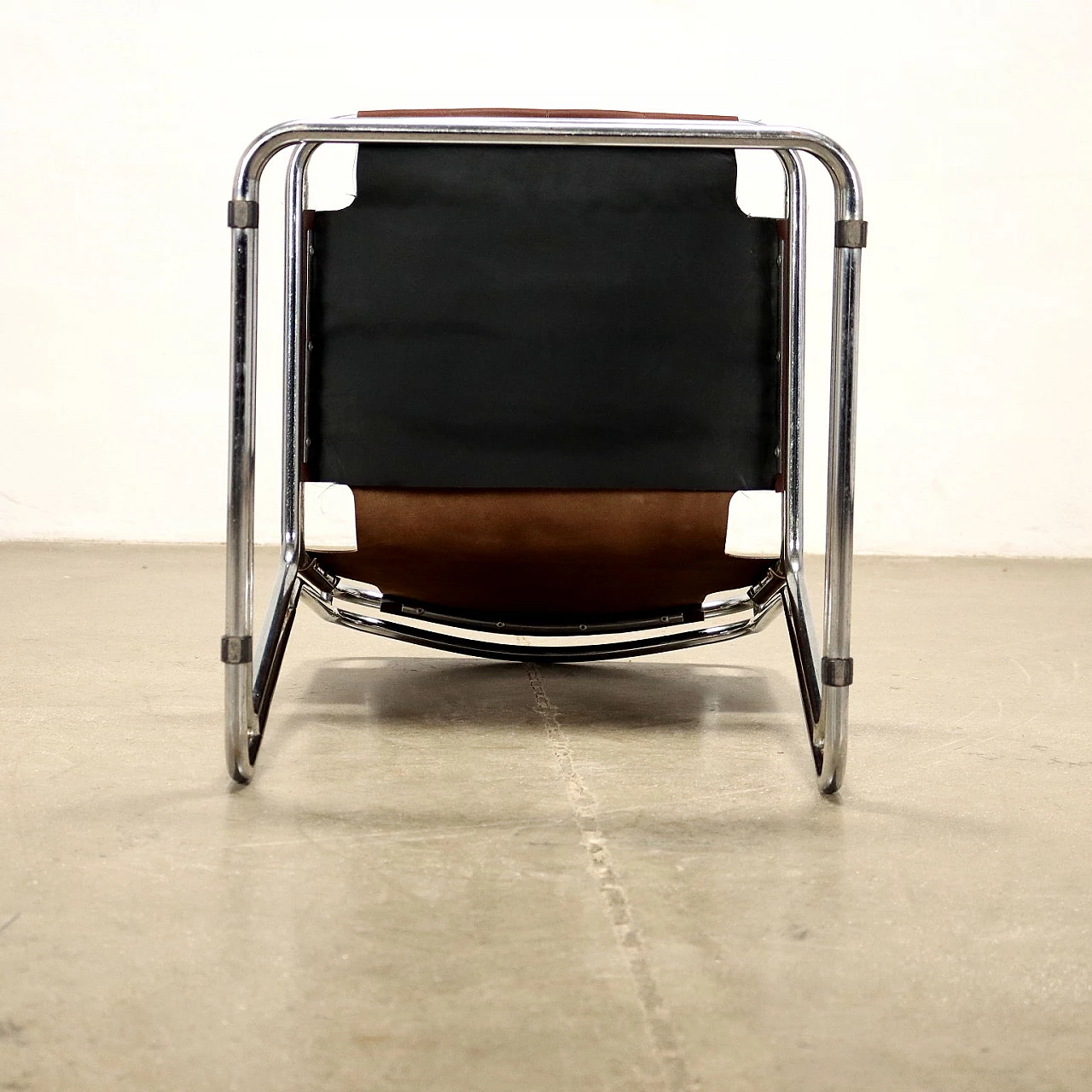 4 Chairs with tubular frame in chrome-plated metal and leather, 1970s 4