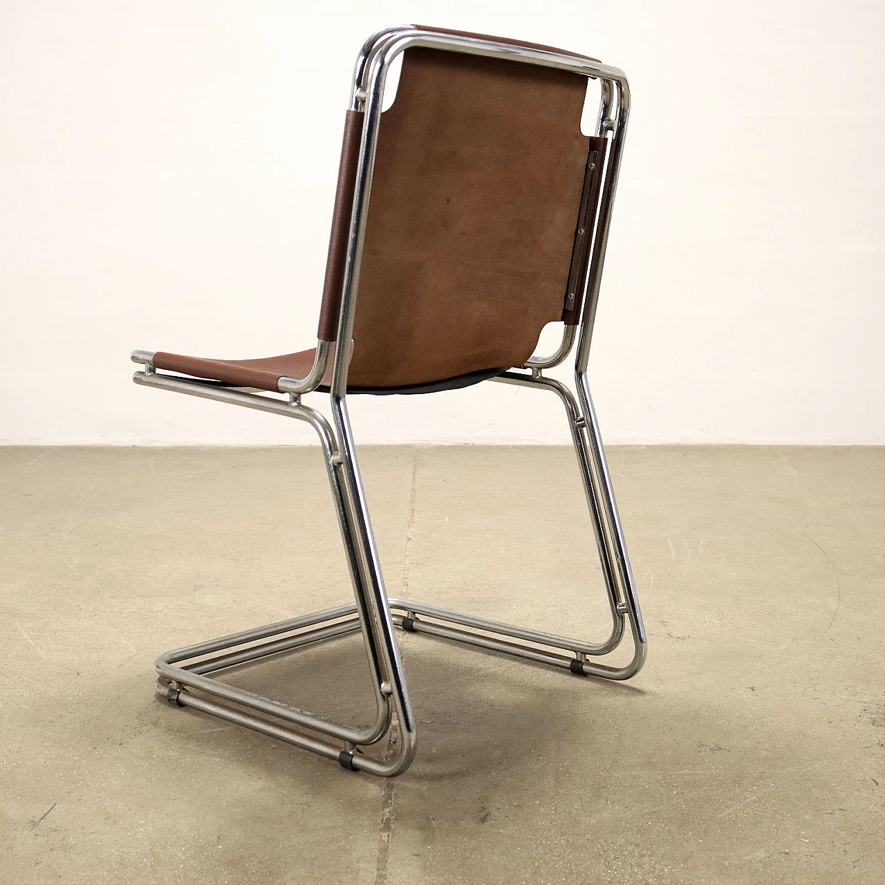 4 Chairs with tubular frame in chrome-plated metal and leather, 1970s 5