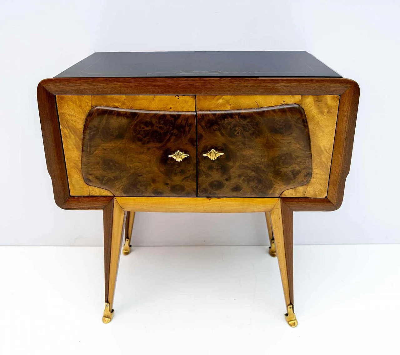 Pair of mid-century Italian bedside tables in maple and walnut, 1950s 7